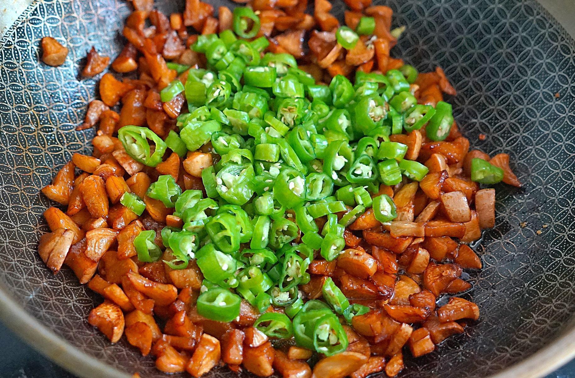 这种菜过去家家户户都有,配上辣椒炒一炒太下饭了,给肉都不换