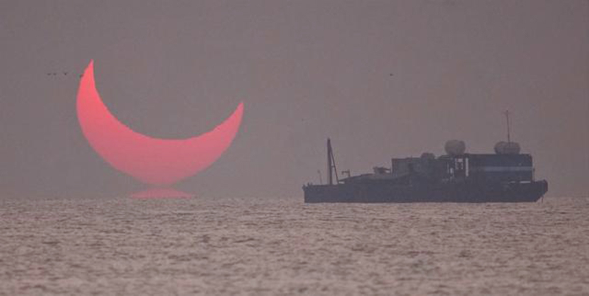 奇闻 奇闻日月同辉,千年难得一见的奇景,海平面升起“魔王之角”