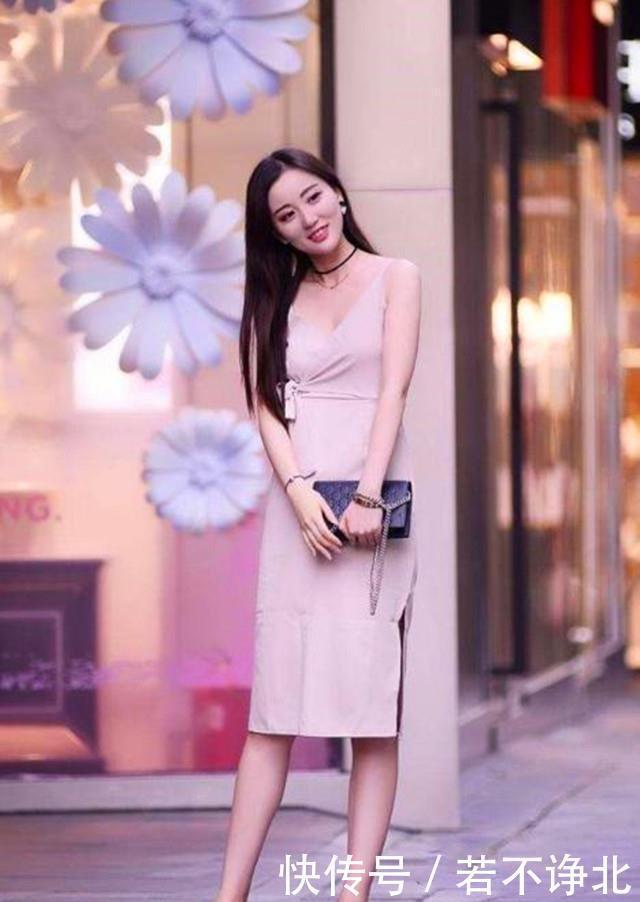 优雅|街拍,妆容精致的美女,蓝色短裙女孩透出优雅之美