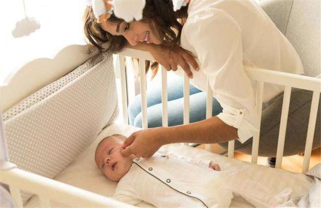 孩子|一家四口睡姿火了,网友忍不住调侃:爸妈是真爱,孩子是意外