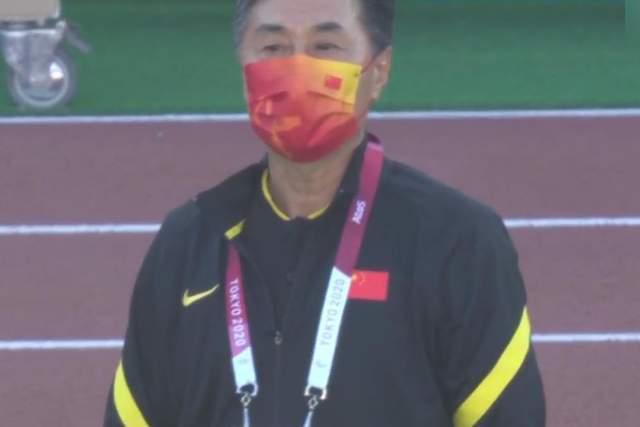 中国足球|中国女足全运会遭遇业余1幕:没车回全运村,球员淋雨等待!