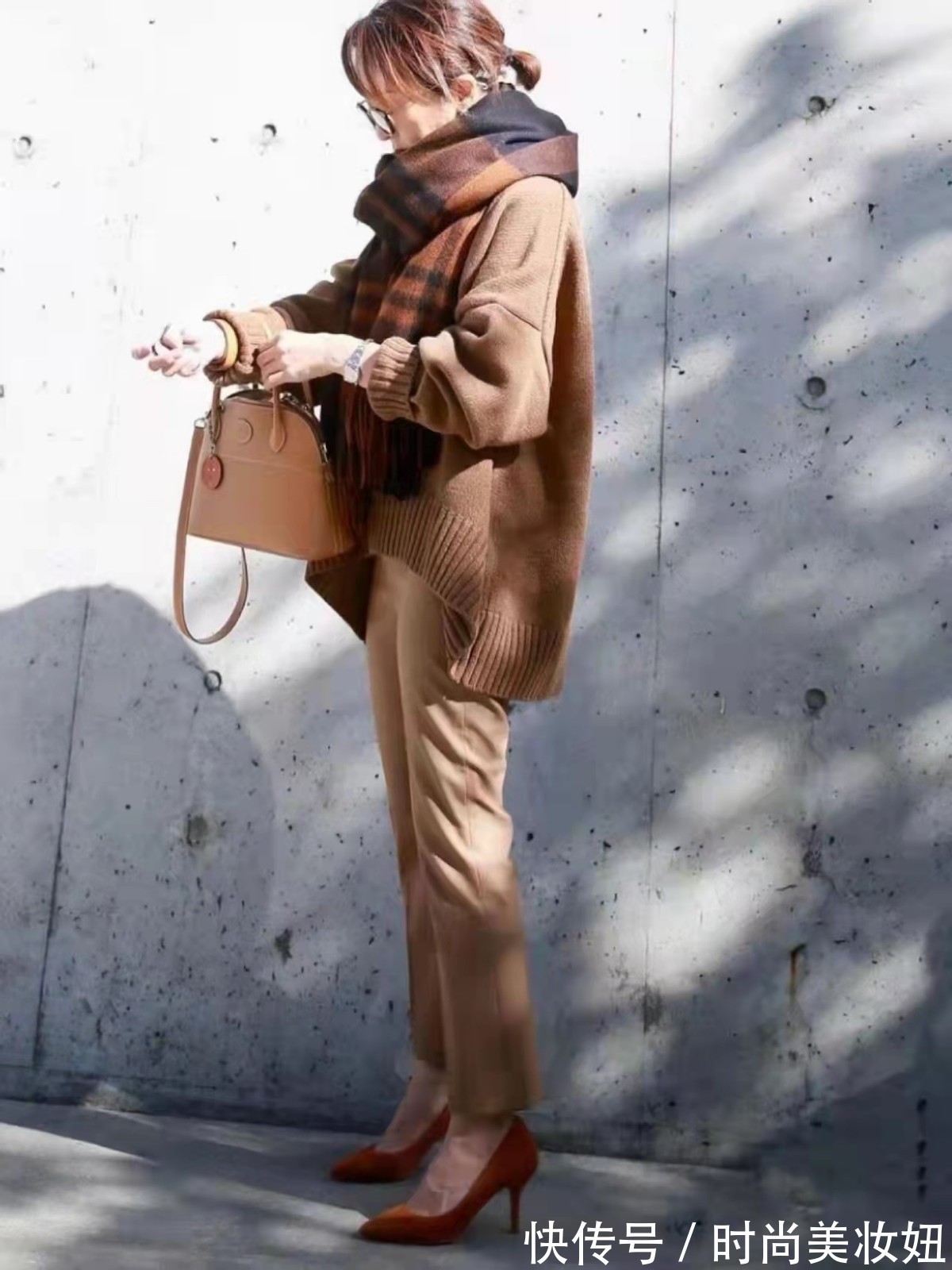女人|40岁女人穿毛衣时,尽量少踩这四个雷区,拉低档次还显胖