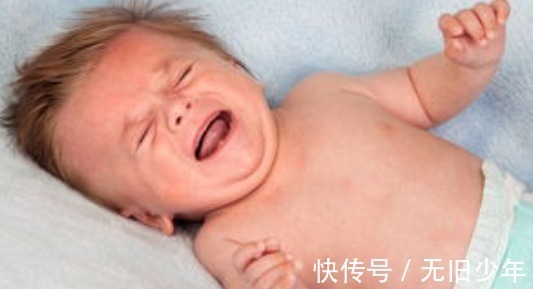 喂养|婴儿吃辅食这一时期, 出现这些行为, 就代表着宝宝过度喂养!