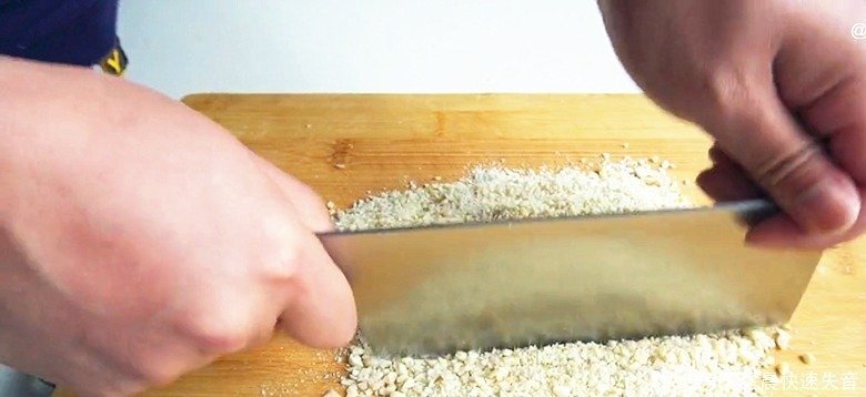 花生里放勺黑芝麻,酒店一碗38,在家做只花6元,香甜软糯好吃