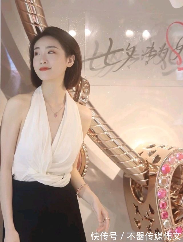 时尚博主 敢穿太重要了,大胆尝试不一样的穿搭风格,演绎美丽的视觉盛宴