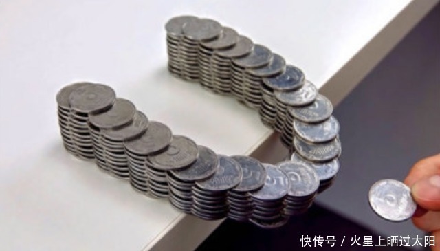 不用胶水就能搭出悬空平衡桥?老外用硬币一顿神操作,成品太惊艳