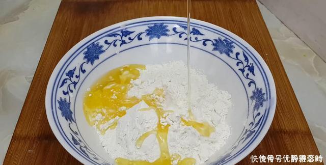 烧饼这样做才香酥,锅里烙一烙,比买的还好吃,咬一口就香酥掉渣
