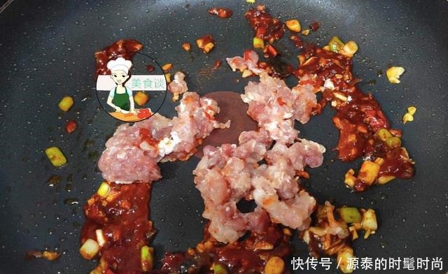 炒茄子时,直接下锅就错了,大厨教您一招,茄子香软,不油不发黑!