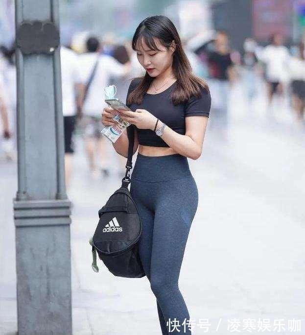 搭配 “凹凸感”十足的紧身打底裤,修身塑形不含糊,时髦显瘦又减龄