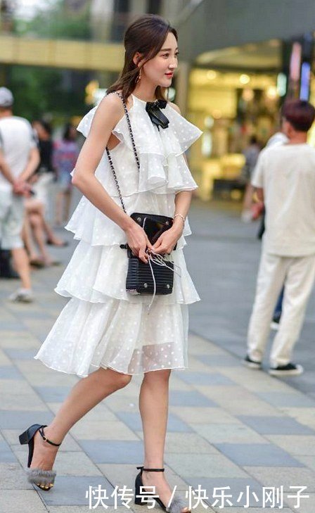 身穿蛋糕裙的小姐姐,穿出不一样的魅力,要珍惜她
