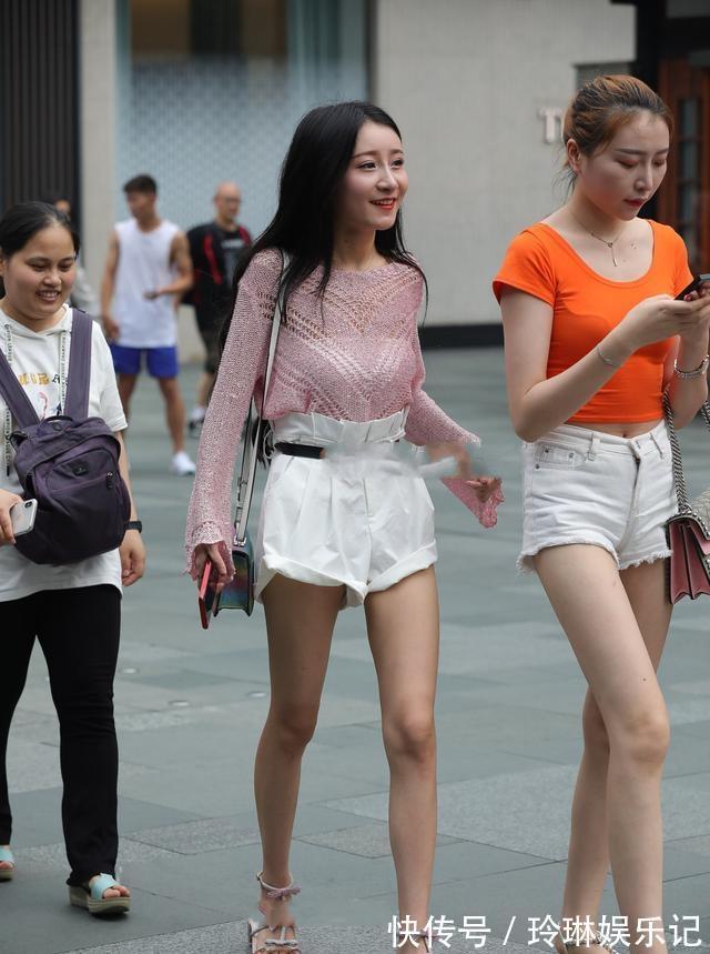 上装 黑色个性短袖搭配蓝色短裤,色彩协调,有助于塑造整体的和谐感