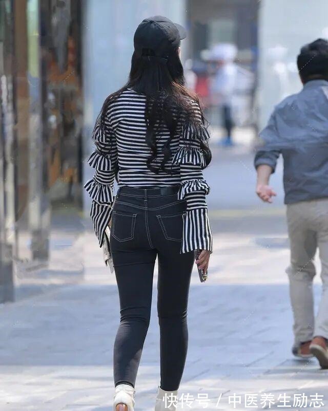 大长腿 印花条纹长袖t恤搭配黑色短紧身打底裤,让人舒适,让女人温柔!