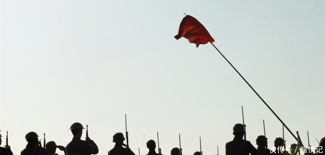 将士|《八佰》中，为啥将士们要抱着手榴弹跳下去？直接扔下去不行吗？