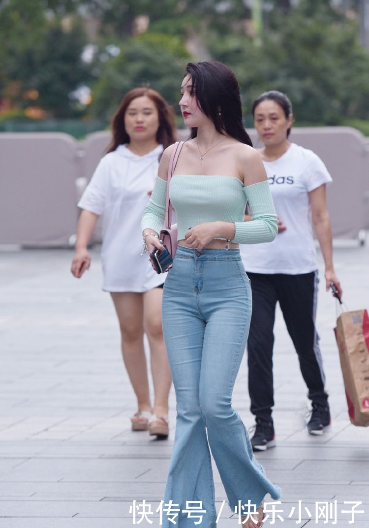 相对小众裤型的女生,造型方面瞬间远离了路人感,显得时髦又好看