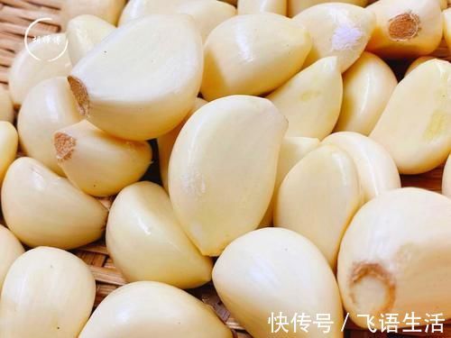 米醋|腌腊八蒜时,牢记别放错“醋”!多加这2味,又香又脆,绿如翡翠