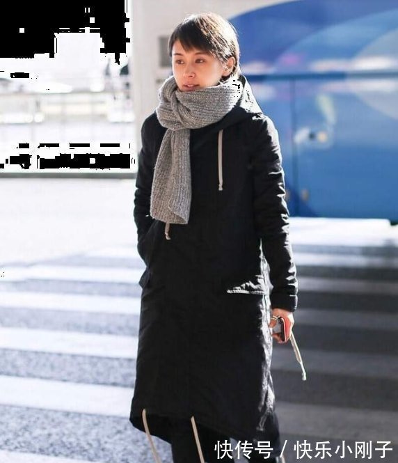 暖白色 明星时尚穿搭,白色羊羔毛大衣保暖又时髦,斜跨小包超有范儿