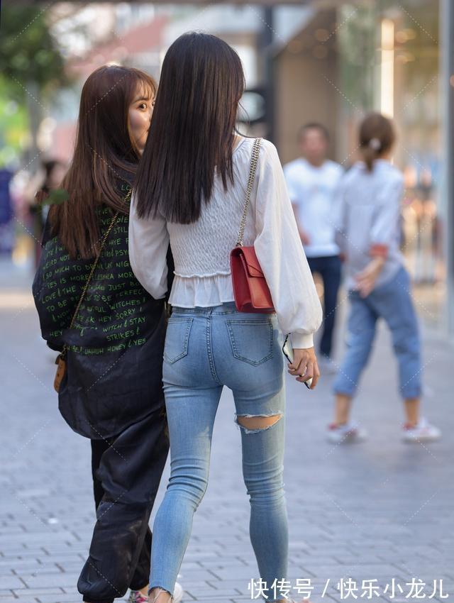 伞裤 蓝色紧身短裤搭配棕色短袖,最佳方案便是上松下紧,属于半高腰