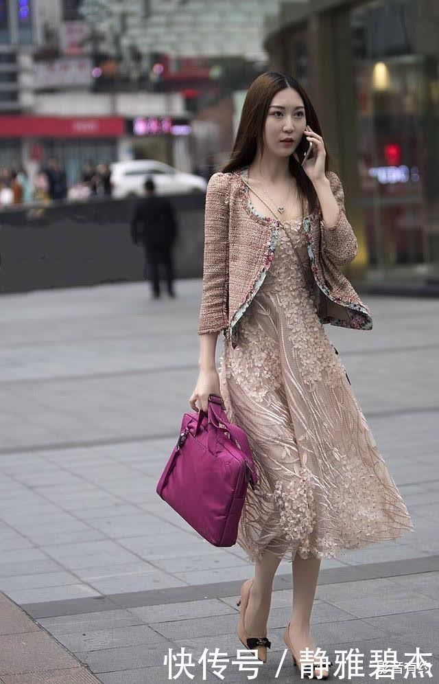 蕾丝|衣着是时尚,它让街头美女隐藏着“肥肉”,展示着苗条的身材