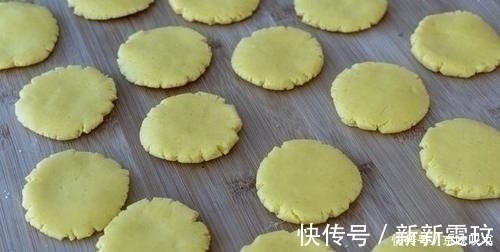 过筛|入口即化的桃酥，轻轻一碰就咬下来了，简单3步，配方比例超详细