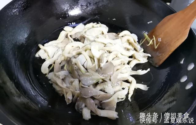  炸着吃|蘑菇吃几十年，第一次见此吃法，给肉不换，上桌就扫光，太香了