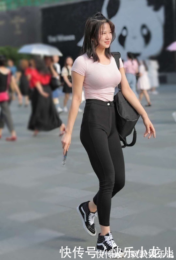 紧身牛仔裤 穿搭紧身T恤+紧身牛仔裤,配上樱桃小嘴,轻熟气质出街