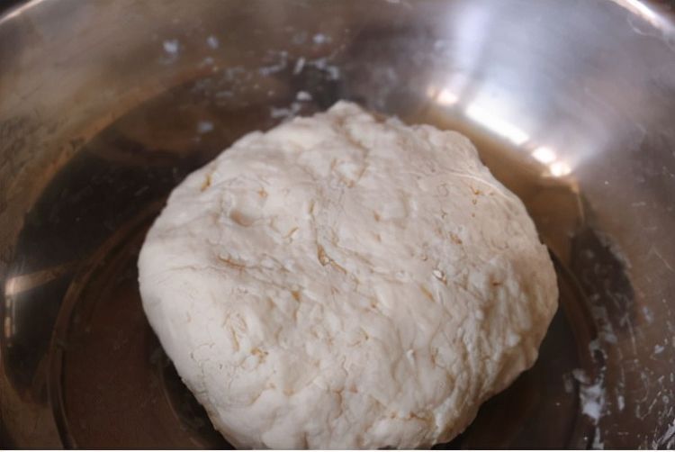 自己在家也能做葱油饼,做法简单易学,又香又脆