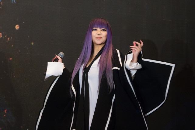 张惠妹穿衣真胆大,穿一件斗篷式外套个性十足,意外精致优雅