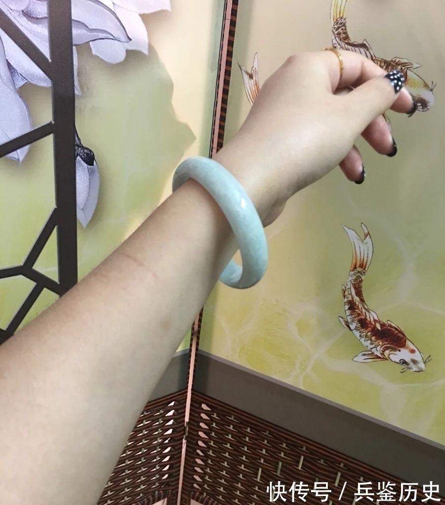 黄金手镯 中年女人大多适合佩戴四款手镯,时尚显气质,看着有品位