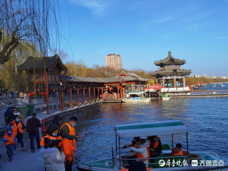 来赏春啦！济南大明湖春鸭戏水湖中泛舟美景尽收眼底哦|情报站| 来赏春啦！济南大明湖春鸭戏水湖中泛舟美景尽收眼底哦\＂,\＂i16\＂:\＂情报站