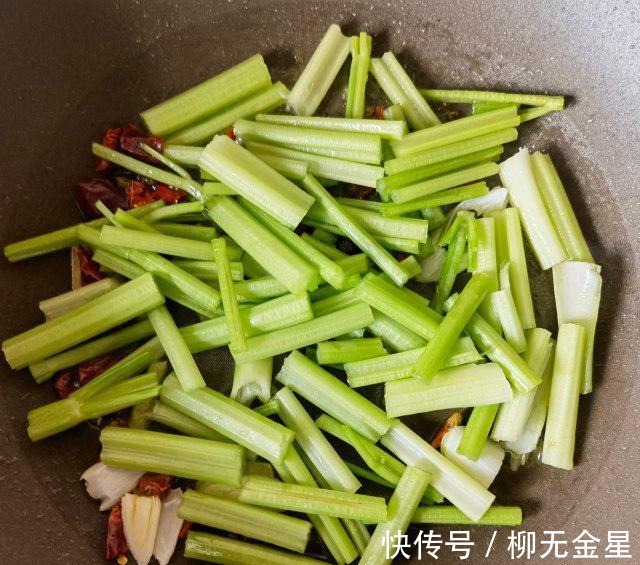 芹菜|芹菜肉丝蒸卤面,肉丝香嫩,芹菜色泽漂亮!