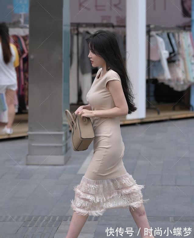 杏色|现在穿搭这么随意,直接用“鱼鳞”当裙摆,想当美人鱼吗?