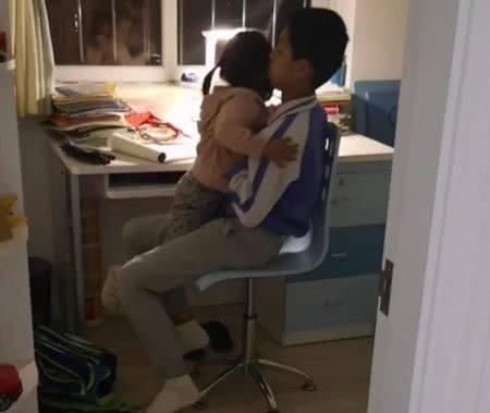 小哥哥|哥哥在写作业,妹妹哭着跑进来,哥哥的行为让人觉得真暖心