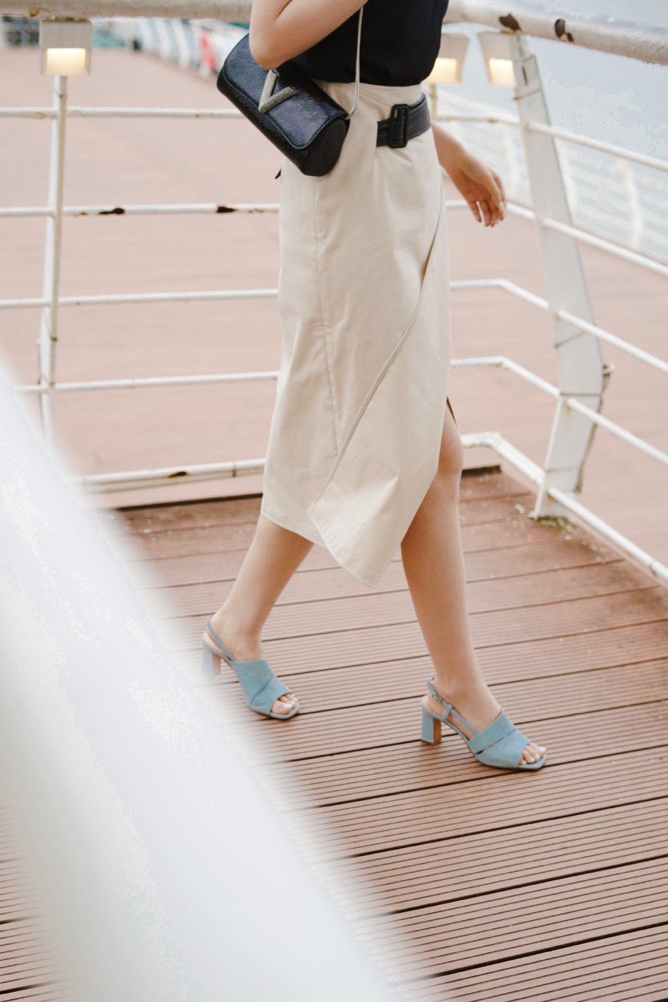 百搭|夏季如何穿出高级感,白色衬衫搭配牛仔裤简约洋气,百搭又通勤