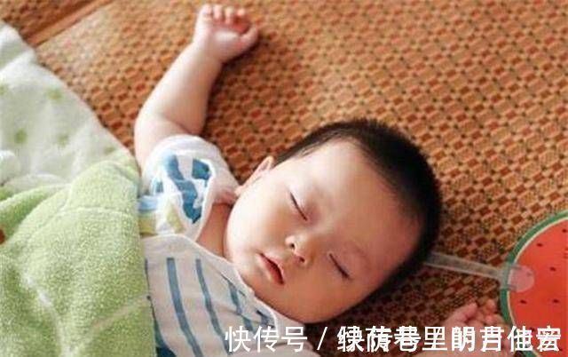 蜷缩状|孩子“3种睡姿”暗示长大后的性格情商高的孩子,大多是第二种