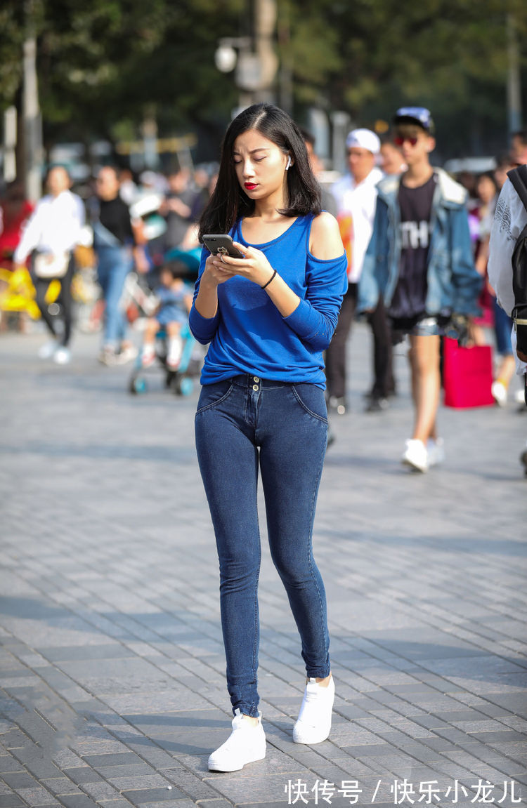 长袖衫 爱穿透明牛仔裤的女生，不仅穿搭的简约，更凸显出自信与个性的美