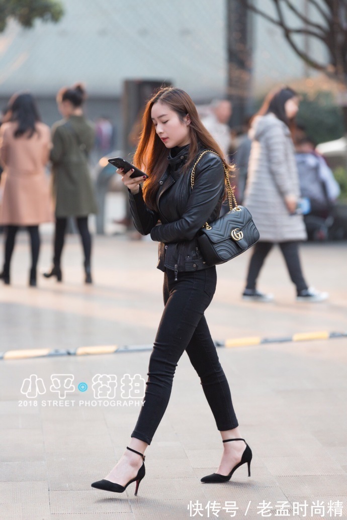 街拍 重庆街拍,皮衣与牛仔裤搭配一字高跟鞋,魅力与时尚并存!