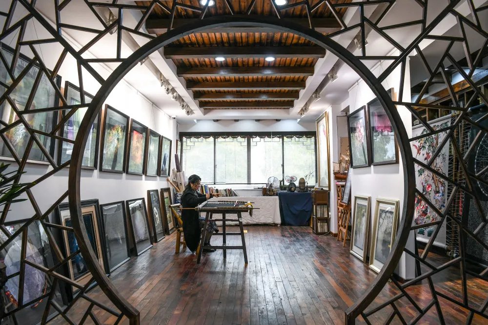 中国传统文化 她用一根针画出近万种颜色的星空，却拒绝美国航天局购买