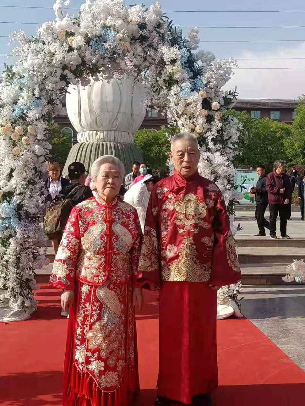 老人|相濡以沫的故事——属于100对老人的集体婚礼