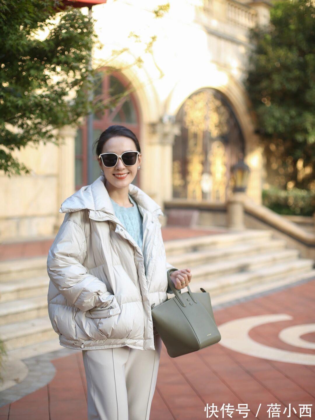 修身性|奔三奔四的女人,秋冬建议多穿“羽绒服”,搭配毛衣保暖又显气质