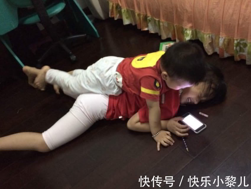 小棉袄|双胞胎弟弟把姐姐欺负哭,被父亲赶到阳台思过,家有姐弟咋教育?