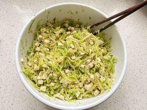 老妈闺女家小住，点餐要求吃菜卷子，女儿蒸了两大锅，全家吃美了