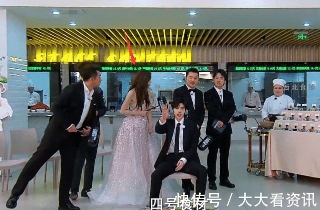 跑男|跑男集體受懲罰，紙板打蔡徐坤額頭，疼到閉眼，看清關(guān)曉彤，服了