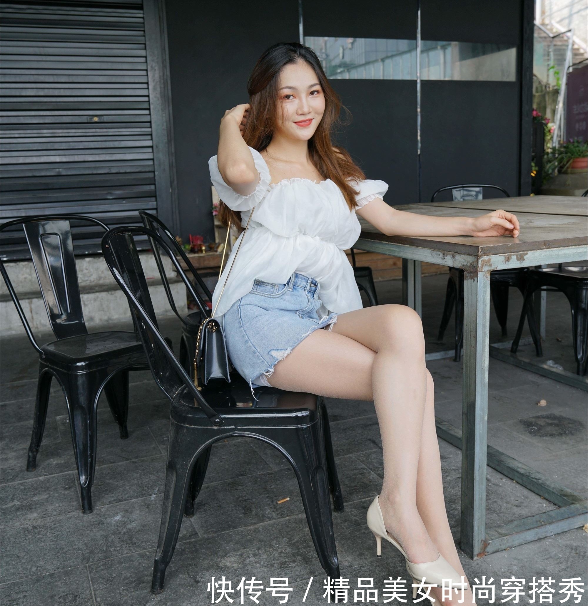 搭配|半身裙怎么搭配？一字肩雪纺上衣搭配牛仔裙，优雅随性不失女人味