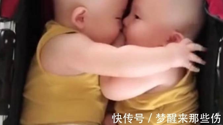 双胞胎|双胞胎宝宝一起躺在婴儿车里，接下来的动作，妈妈笑得合不拢嘴