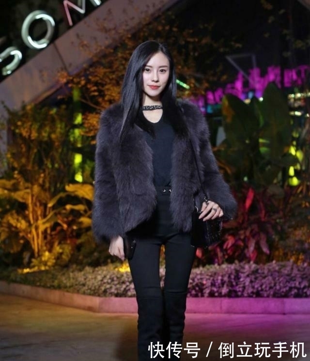 小姐姐|街拍:可爱型的小姐姐充满仙气,活泼可爱