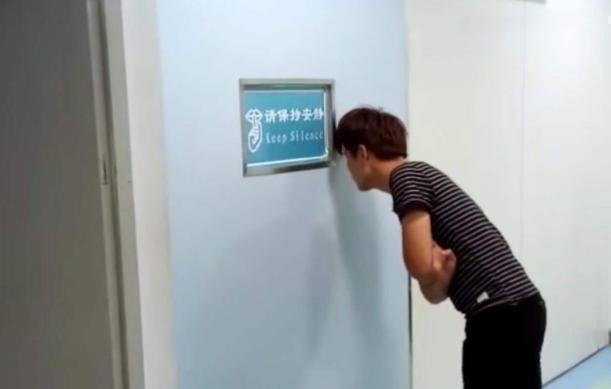 产房|宝妈深夜生二胎,5岁女儿独自在产房外等待,孩子的话令人深思