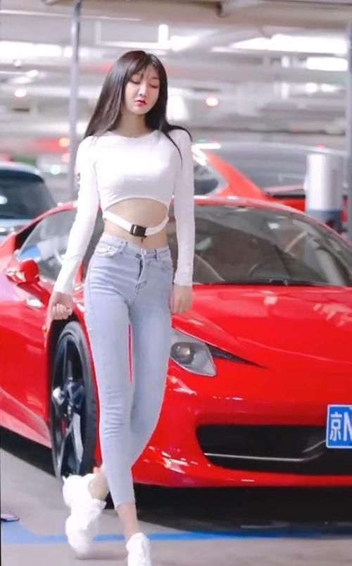紧身牛仔裤|高腰T恤搭上紧身牛仔裤,塑造女人羡慕的好身材