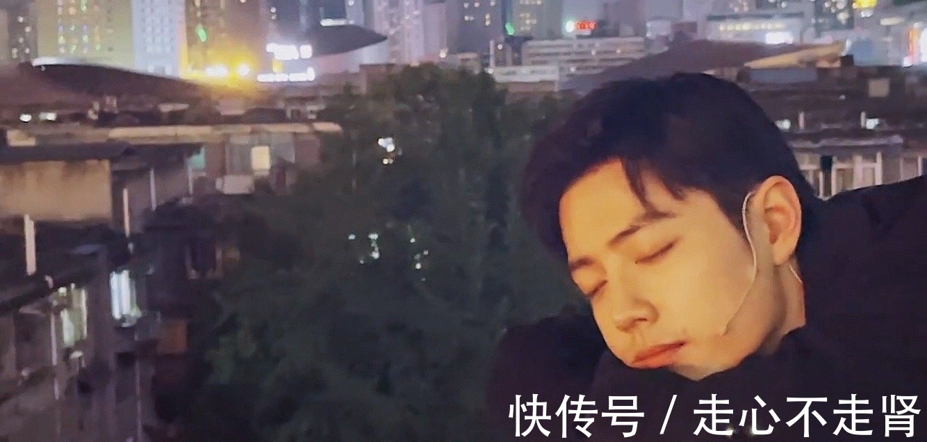 肖战深夜逛成都街头,不小心暴露了当顶流