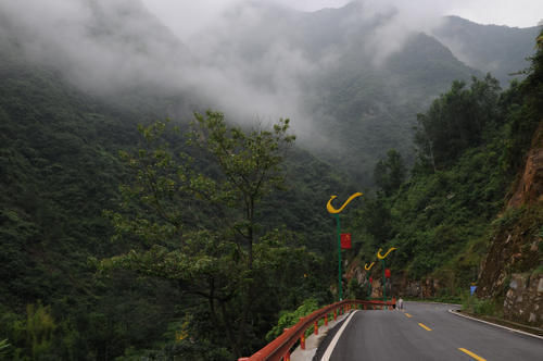 秘境|秦岭深处发现一个秘境小镇，到处青山绿水，人少景美好避暑！