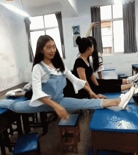 |搞笑GIF：教室里的女汉子又开始劈腿了，真是伤不起啊